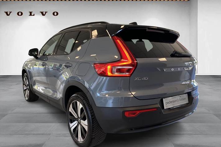 Grå Volvo XC40 fra 2023