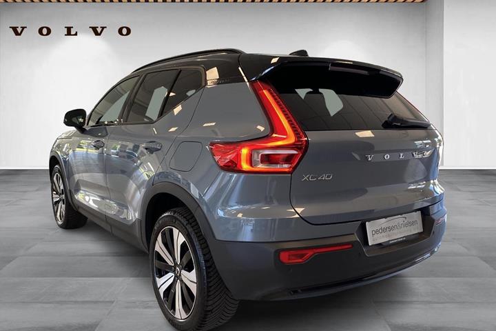 Grå Volvo XC40 fra 2023