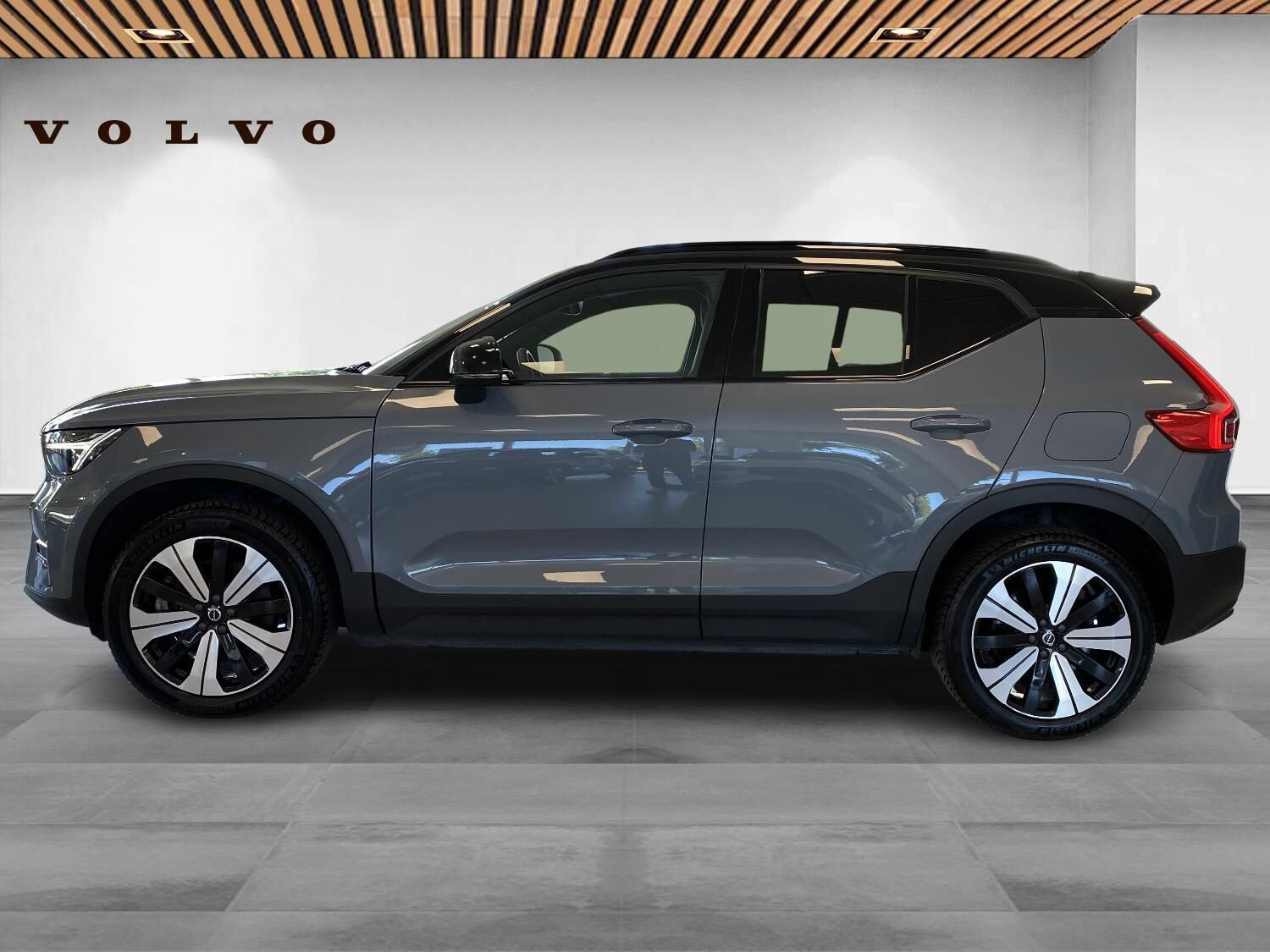 Grå Volvo XC40 fra 2023