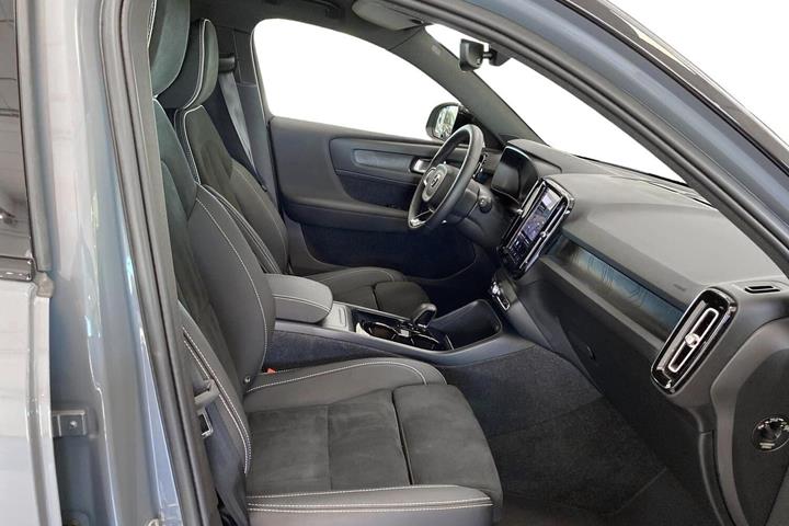 Grå Volvo XC40 fra 2023