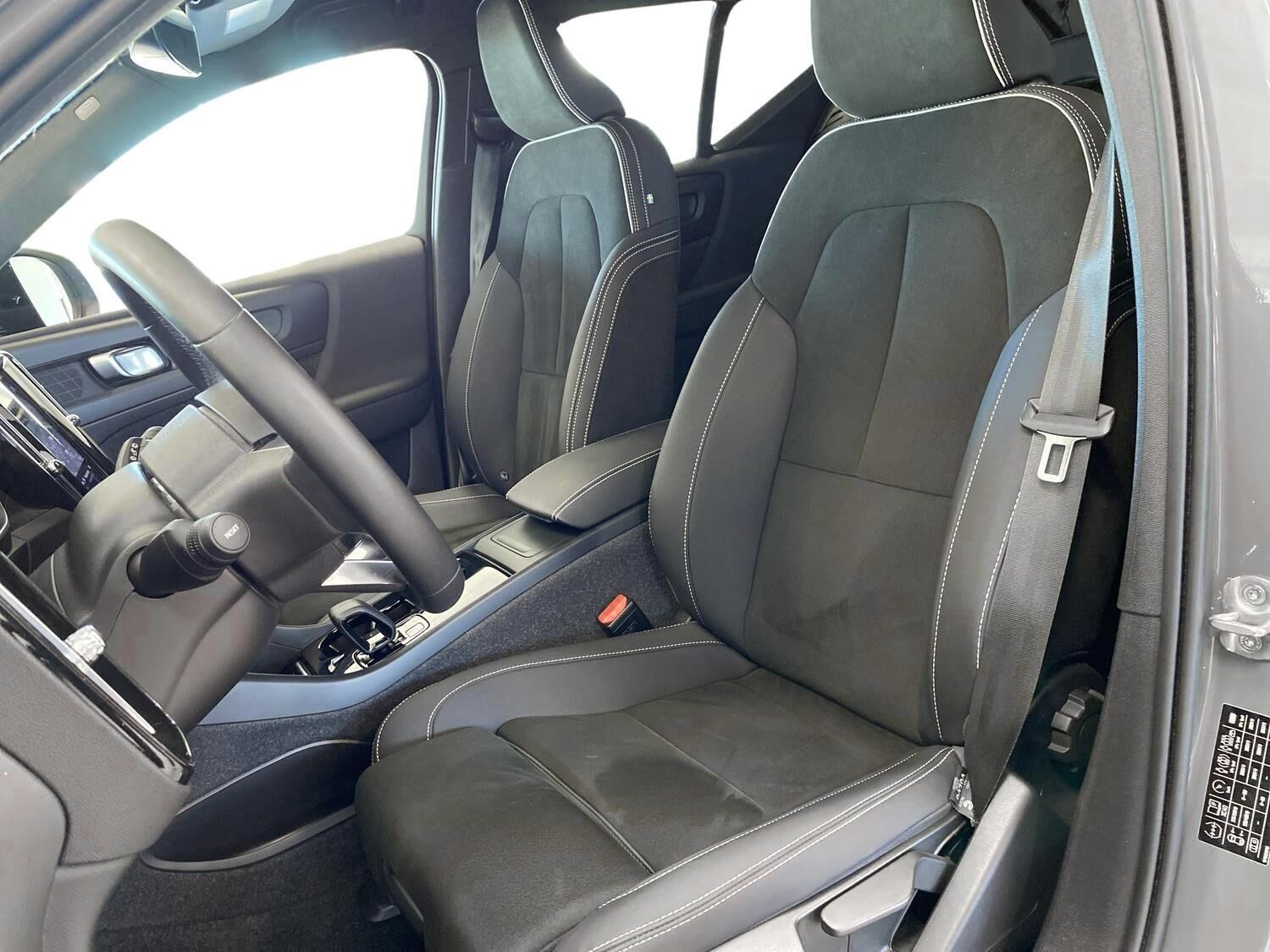 Grå Volvo XC40 fra 2023