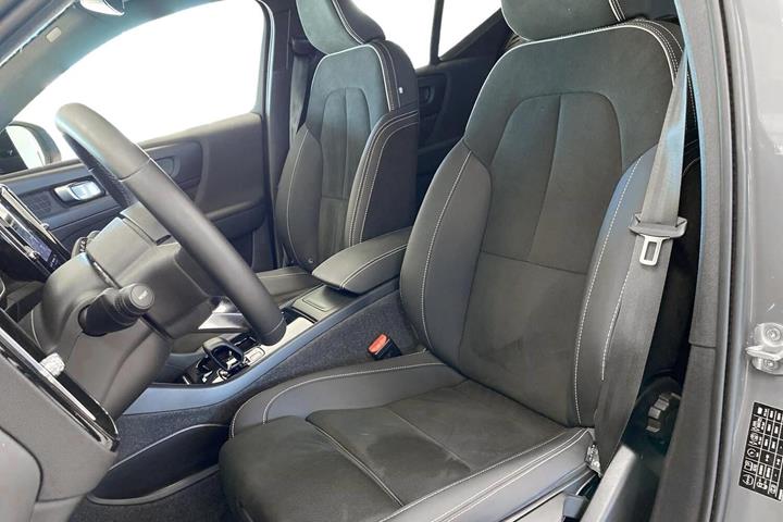 Grå Volvo XC40 fra 2023