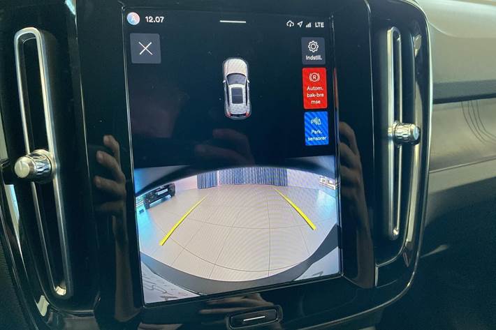 Grå Volvo XC40 fra 2023