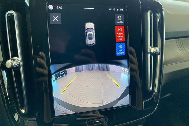 Grå Volvo XC40 fra 2023