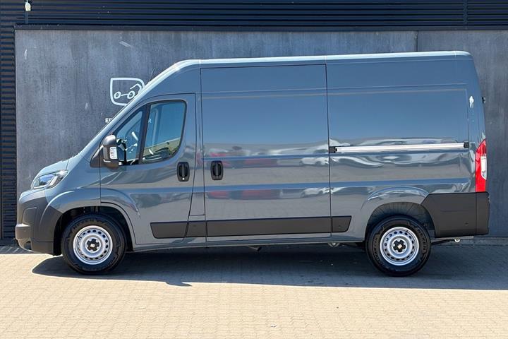 Grå Fiat Ducato fra 2026