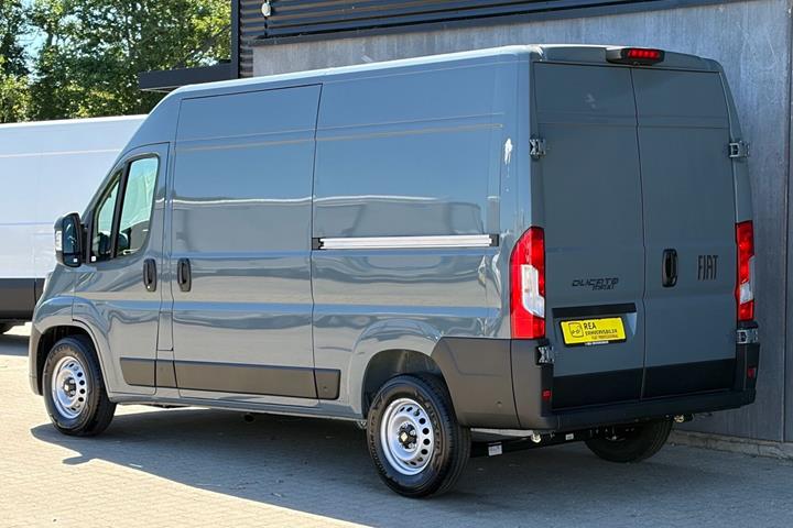 Grå Fiat Ducato fra 2026