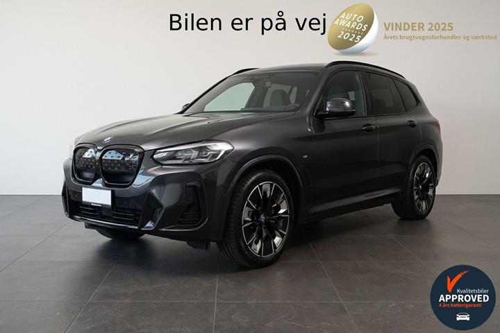 Grå BMW iX3 fra 2022 set udefra