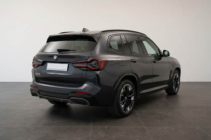 Grå BMW iX3 fra 2022