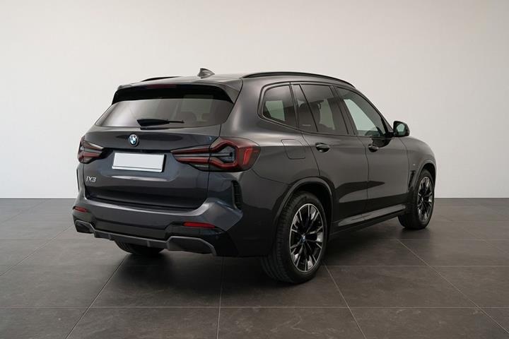 Grå BMW iX3 fra 2022