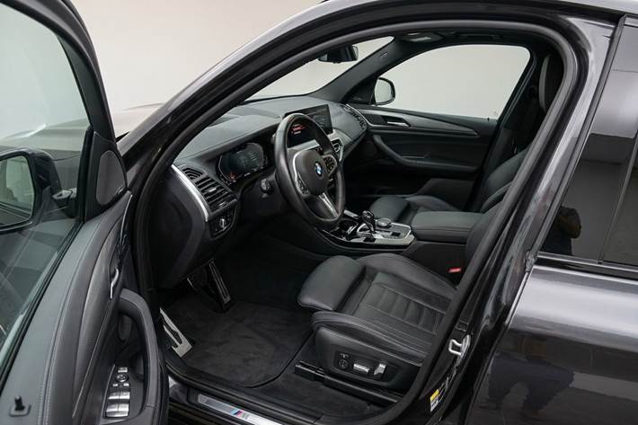 Grå BMW iX3 fra 2022