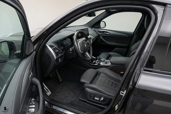 Grå BMW iX3 fra 2022