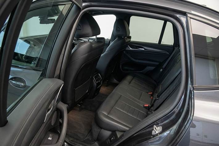 Grå BMW iX3 fra 2022