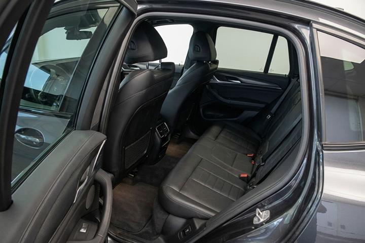 Grå BMW iX3 fra 2022