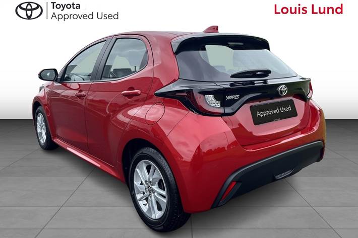 Rød Toyota Yaris fra 2023