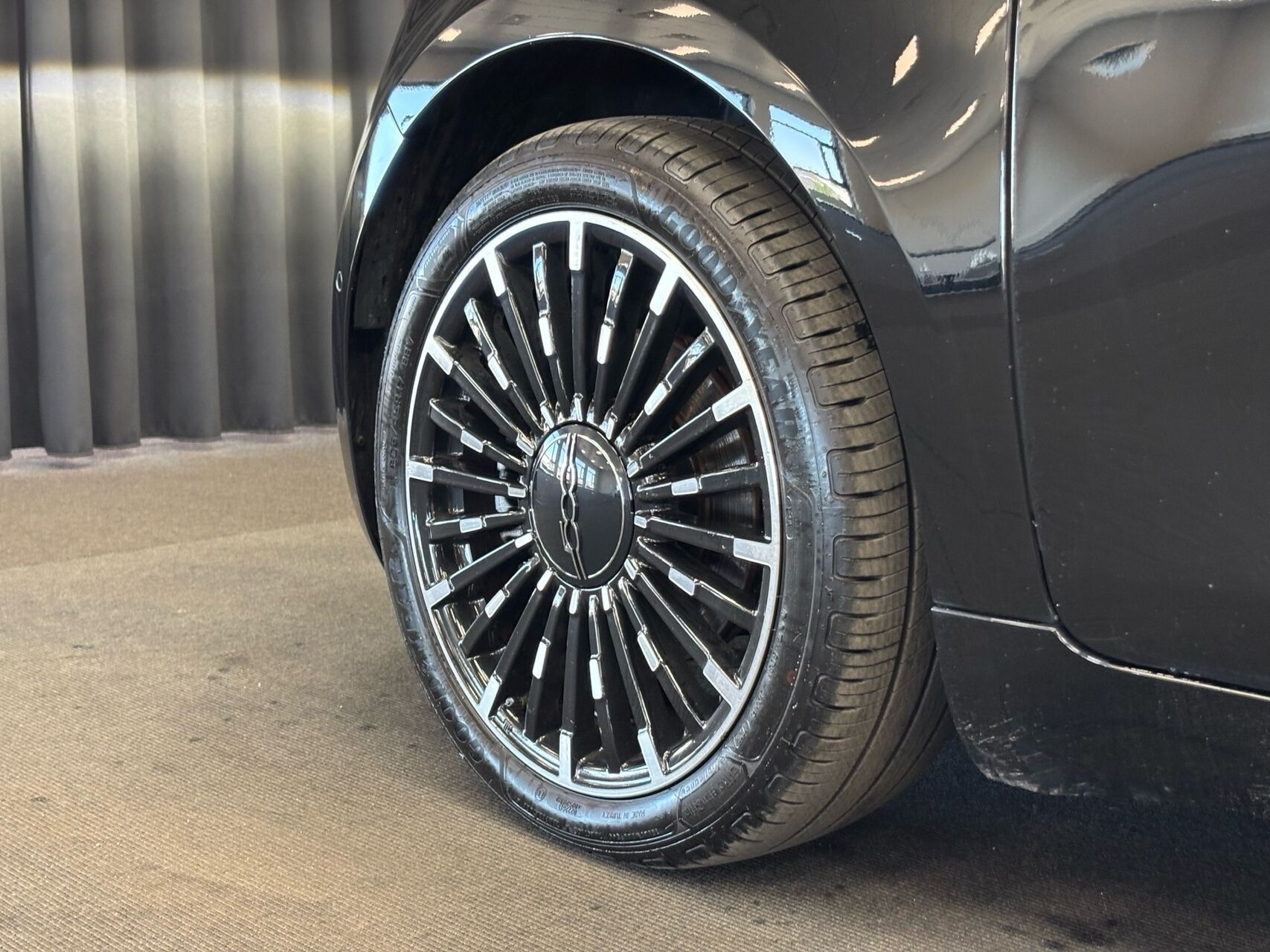 Sort Fiat 500e fra 2023