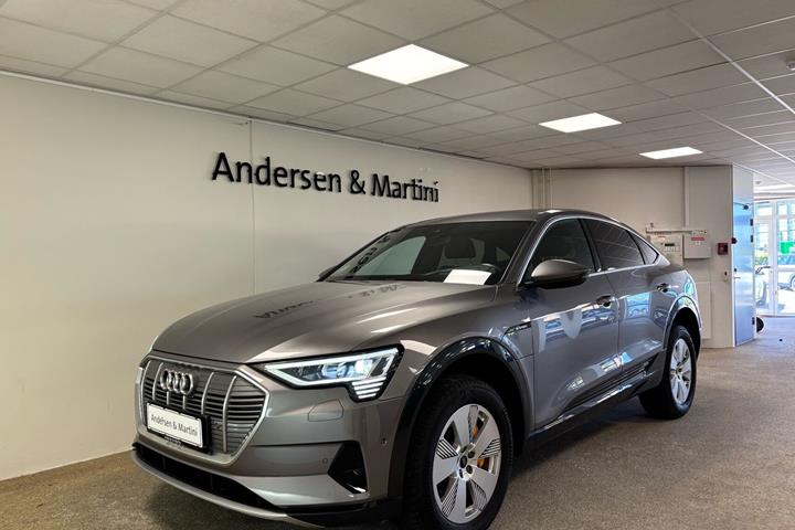 Grå Audi e-tron fra 2022 set udefra
