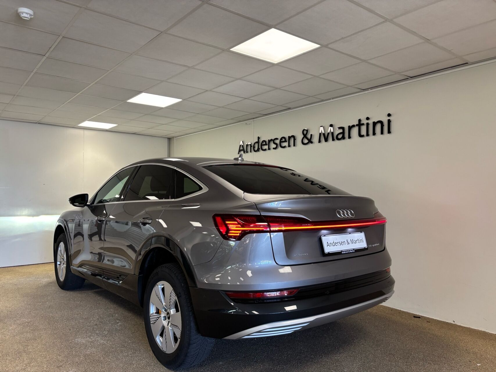 Grå Audi e-tron fra 2022