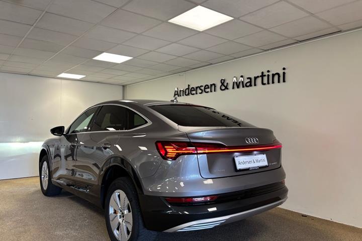 Grå Audi e-tron fra 2022