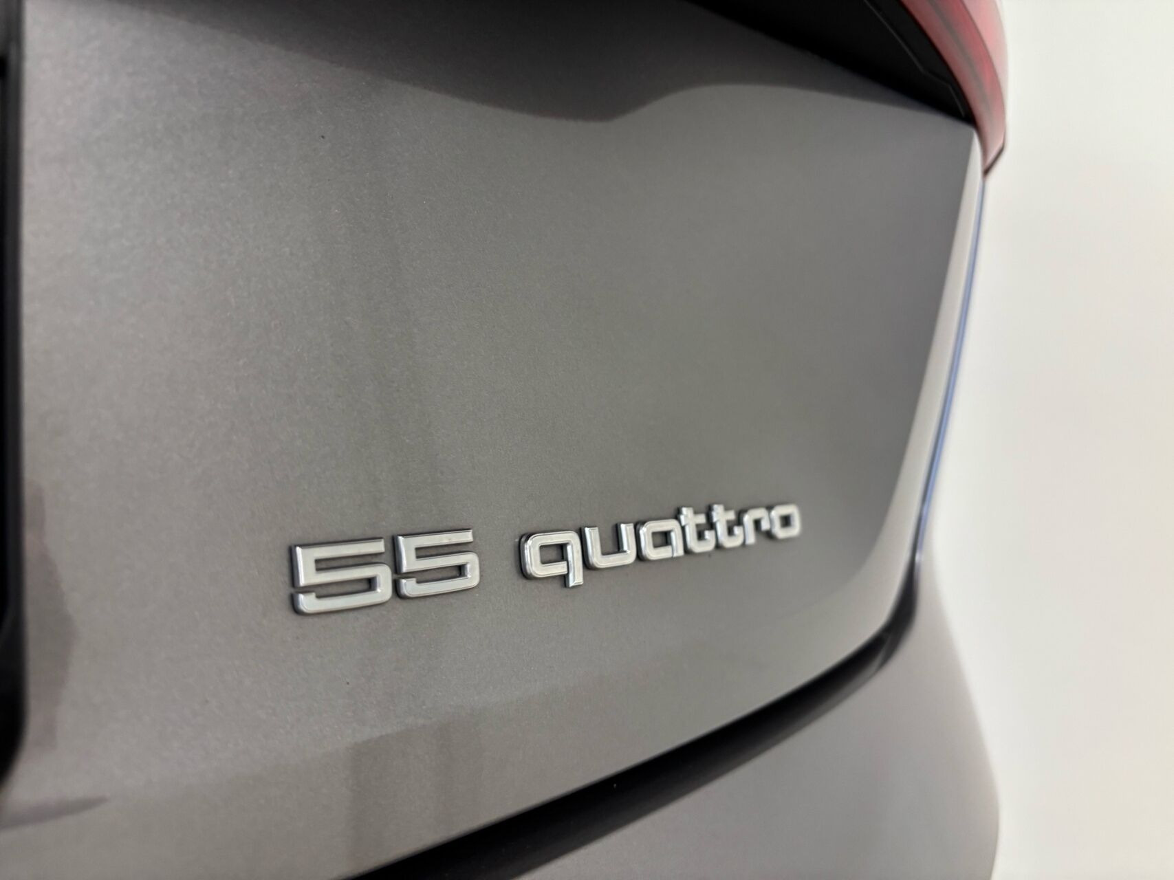 Grå Audi e-tron fra 2022