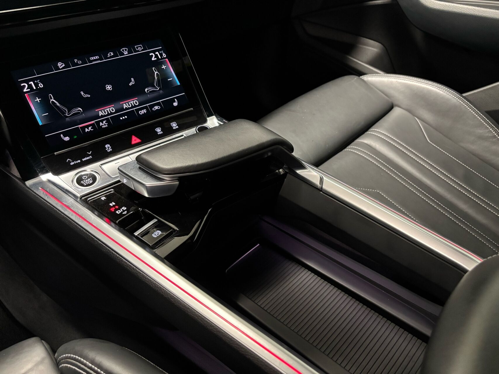 Grå Audi e-tron fra 2022
