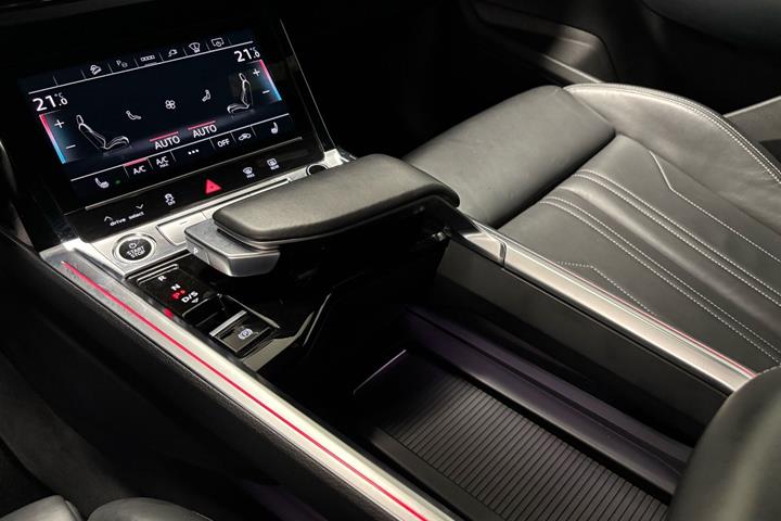 Grå Audi e-tron fra 2022