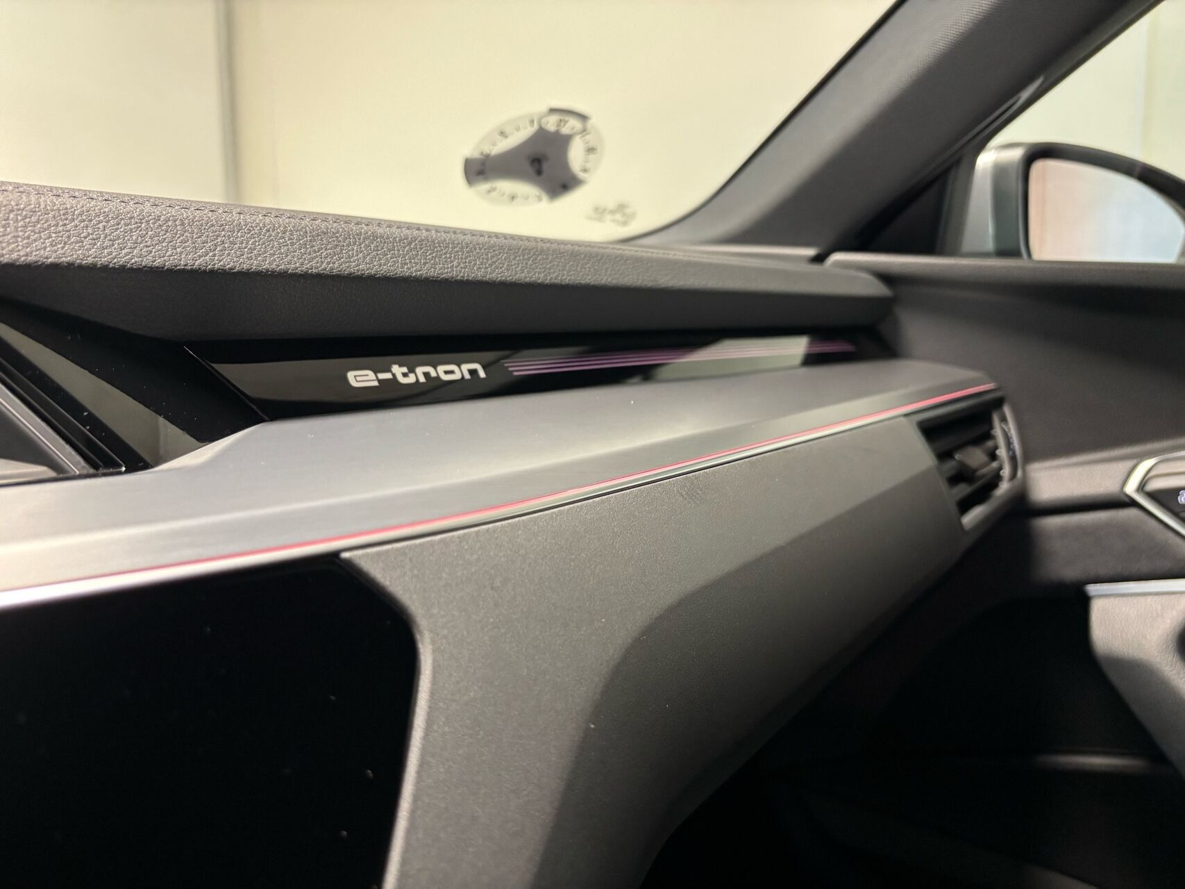 Grå Audi e-tron fra 2022