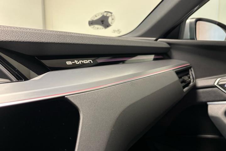 Grå Audi e-tron fra 2022