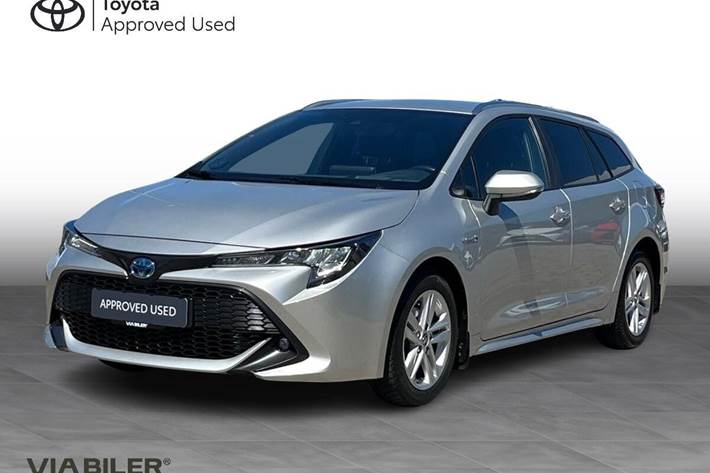 Sølv Toyota Corolla fra 2021 set udefra