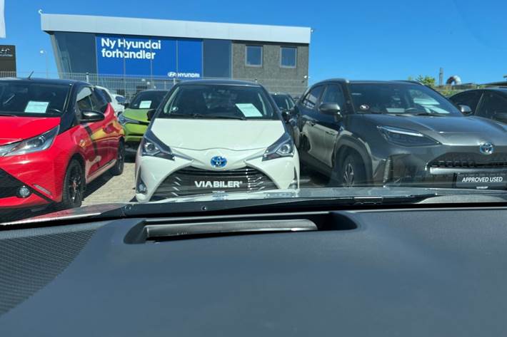 Sølv Toyota Corolla fra 2021