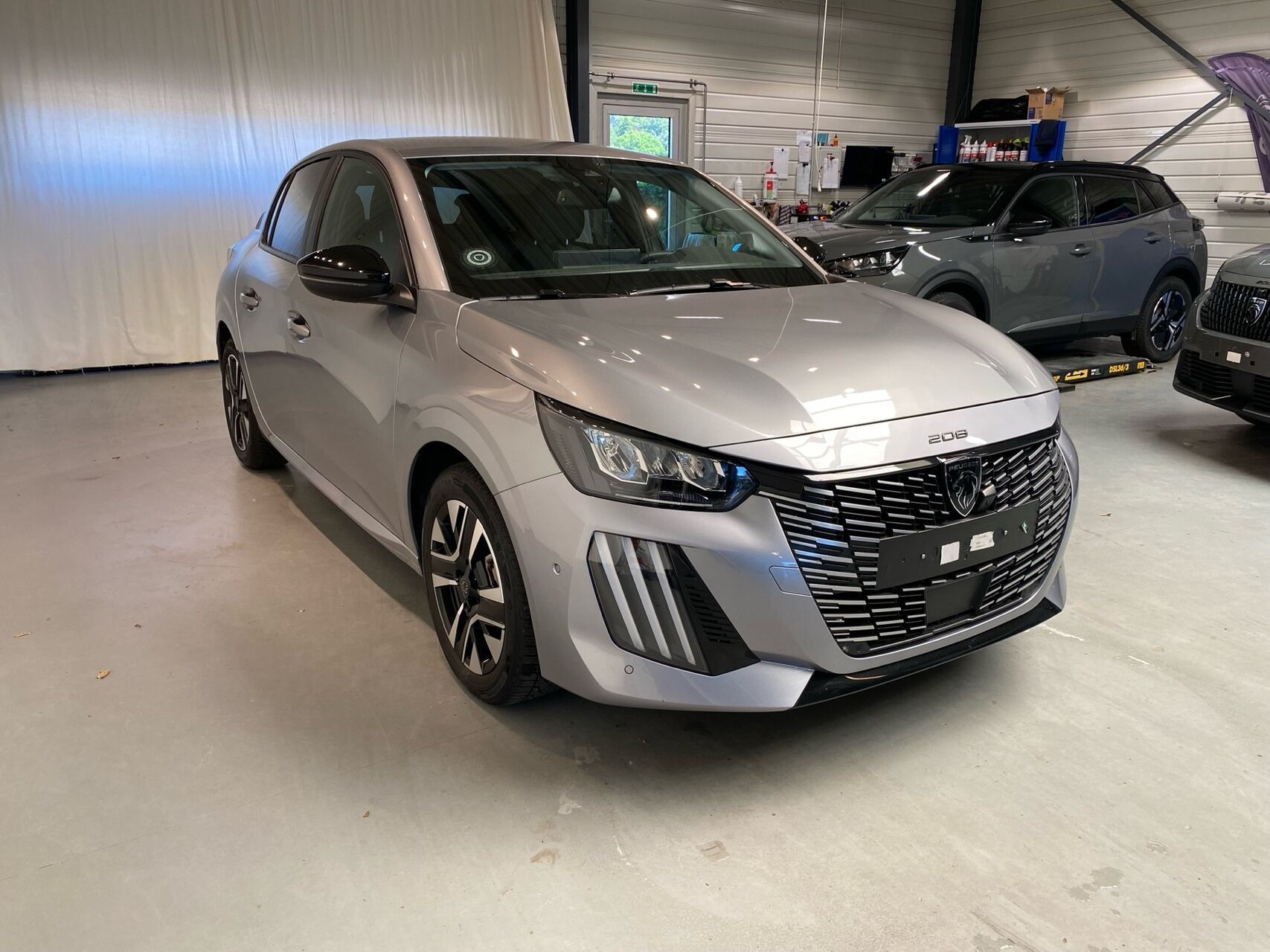 Grå Peugeot 208 fra 2024