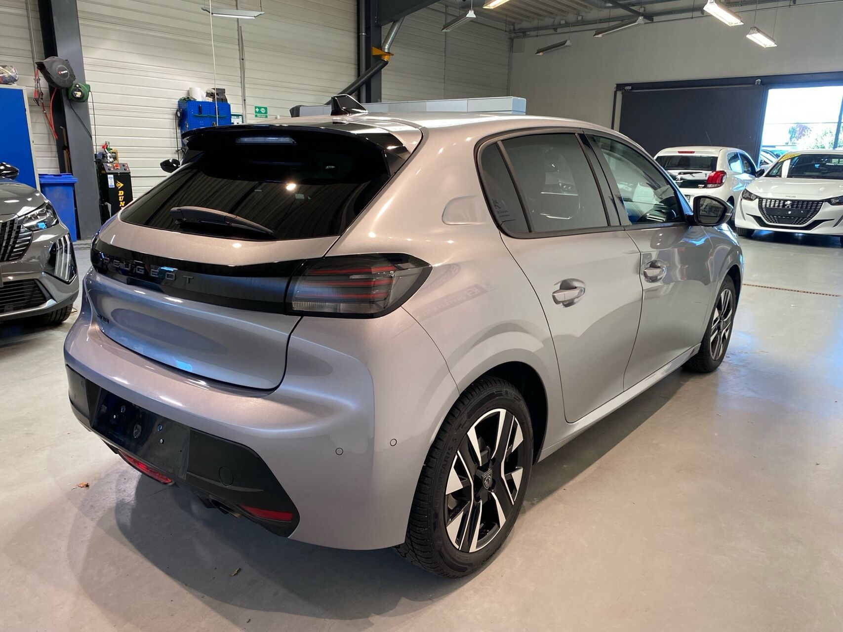 Grå Peugeot 208 fra 2024