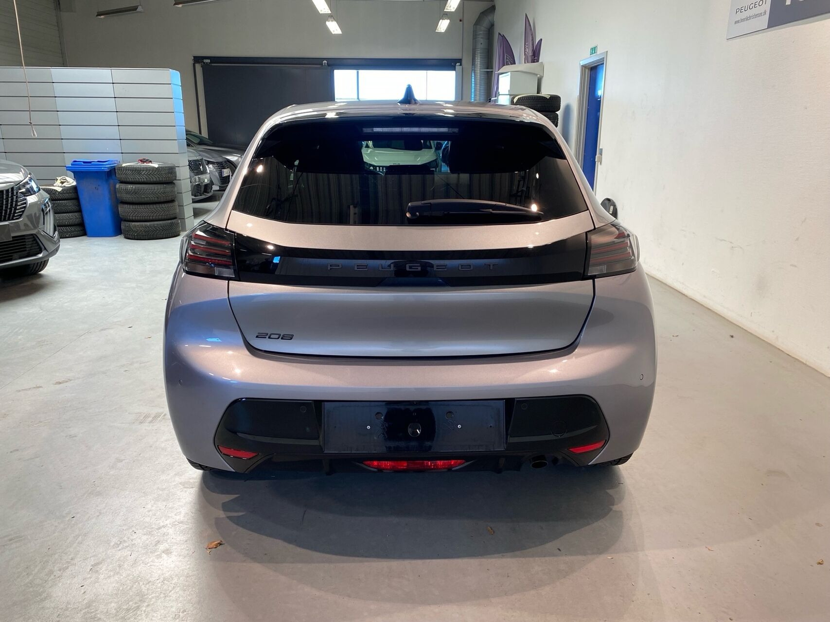 Grå Peugeot 208 fra 2024