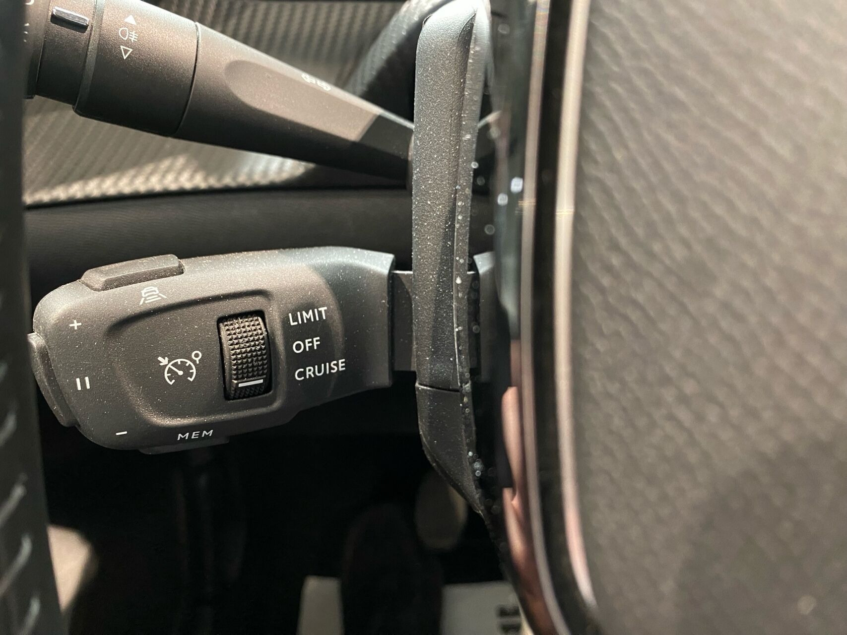 Grå Peugeot 208 fra 2024