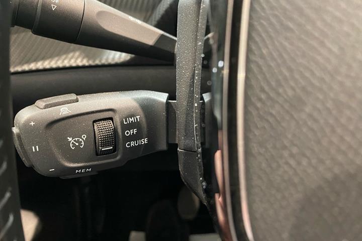Grå Peugeot 208 fra 2024