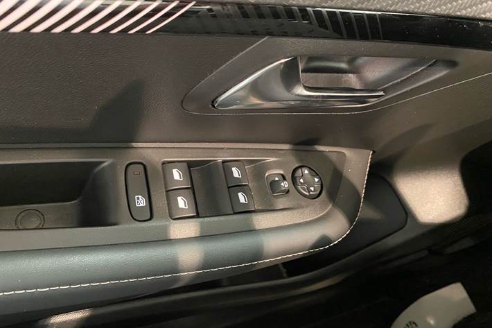 Grå Peugeot 208 fra 2024