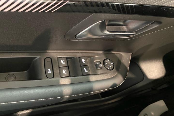 Grå Peugeot 208 fra 2024