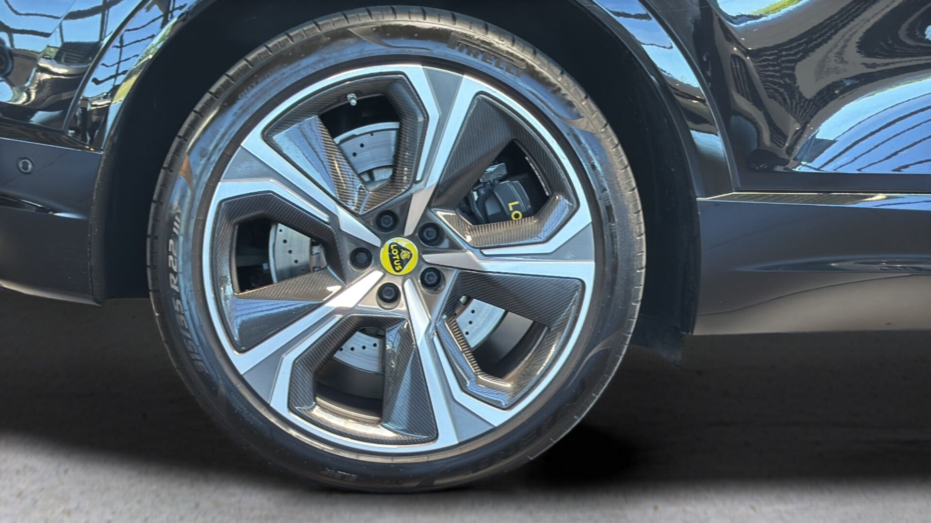 Sort Lotus Eletre fra 2024