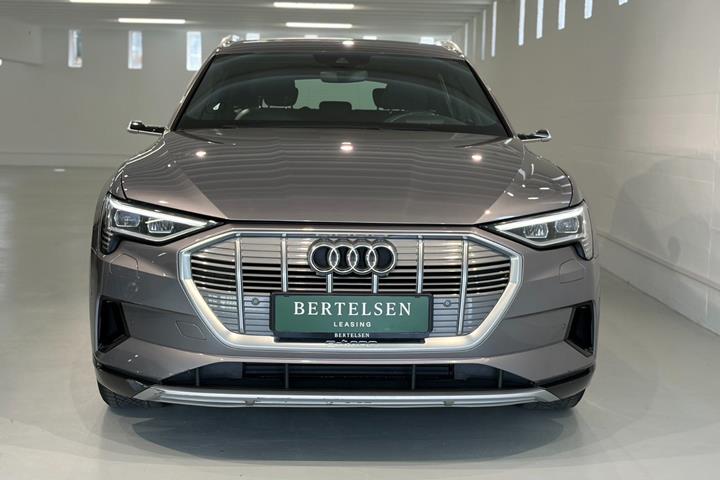 Grå Audi e-tron fra 2020