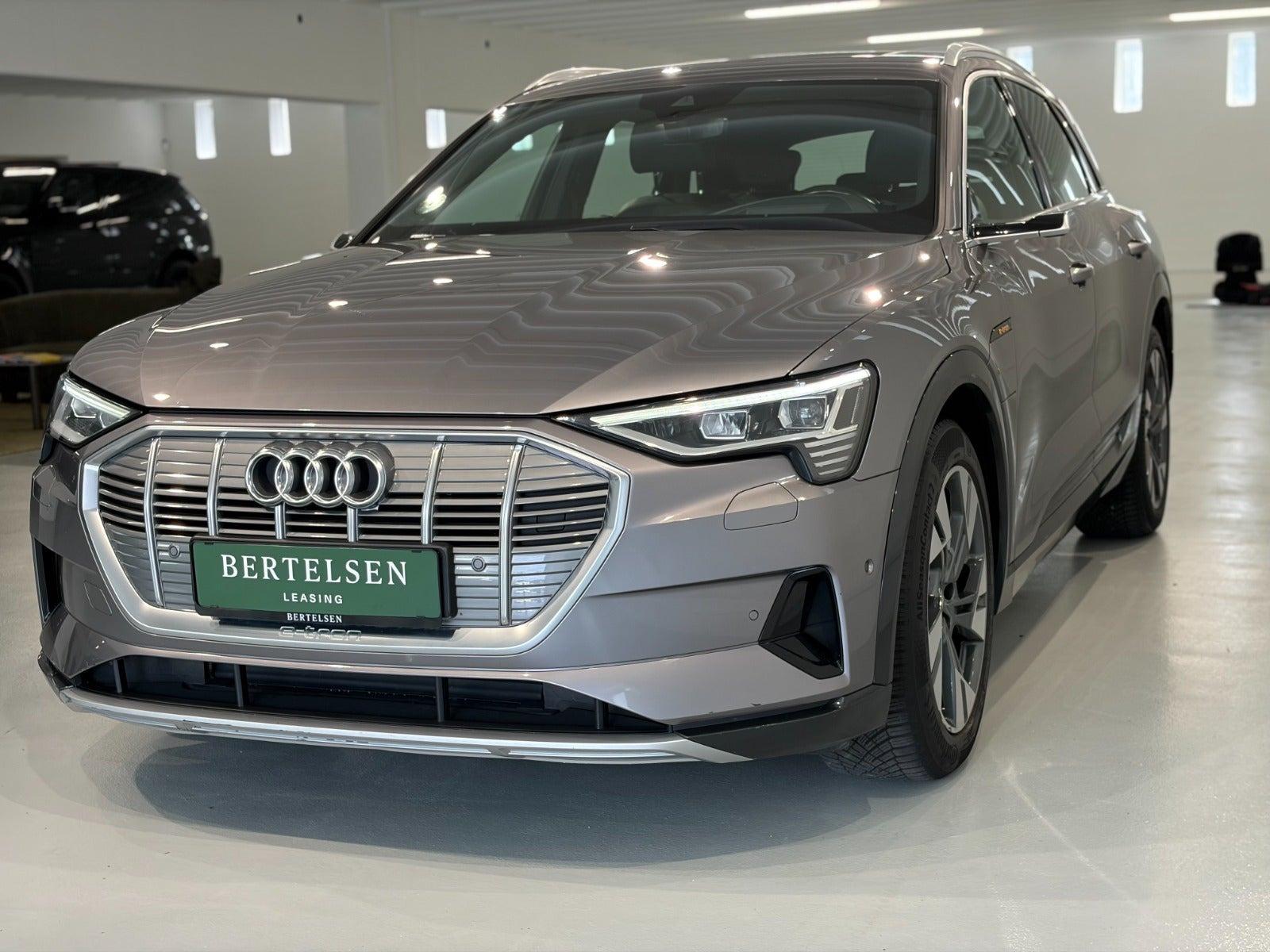 Grå Audi e-tron fra 2020