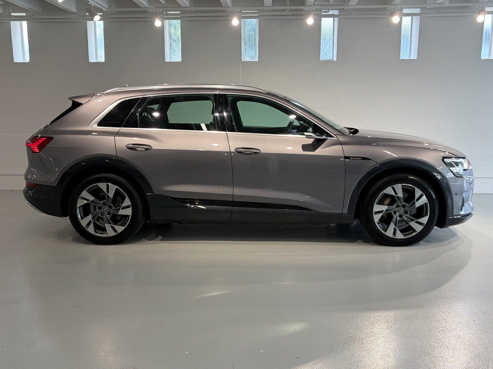 Grå Audi e-tron fra 2020