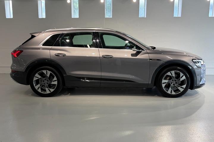 Grå Audi e-tron fra 2020