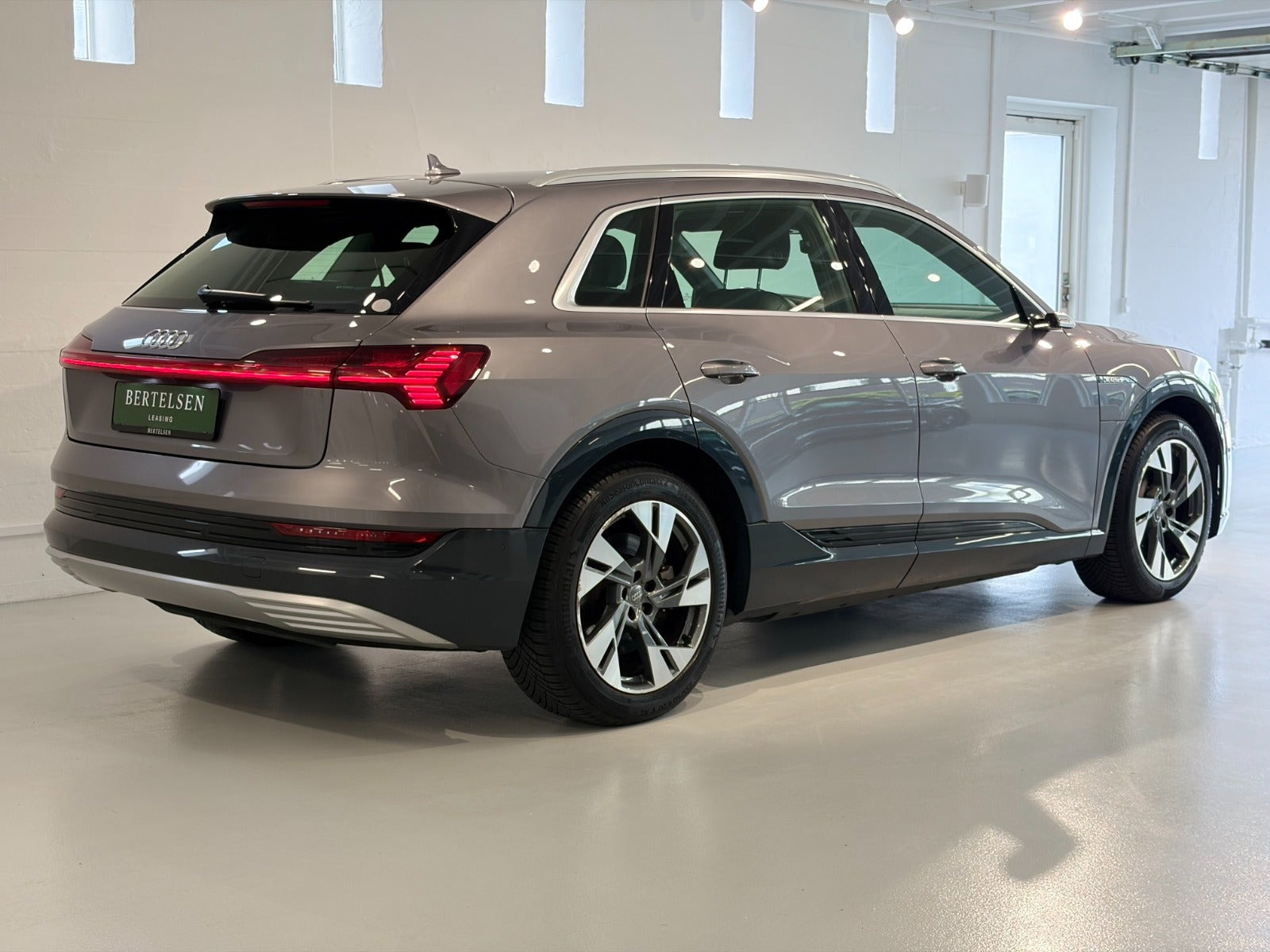 Grå Audi e-tron fra 2020