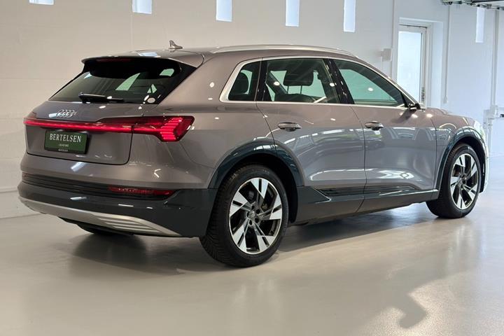 Grå Audi e-tron fra 2020