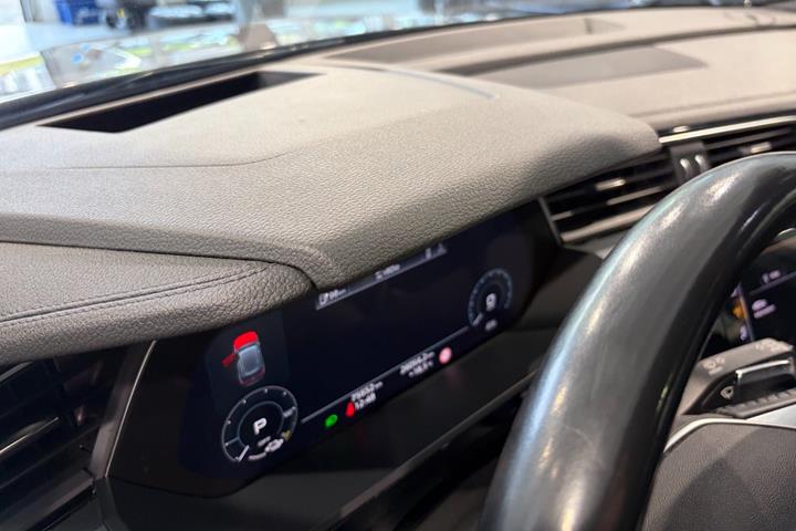 Grå Audi e-tron fra 2020