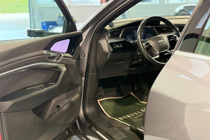 Grå Audi e-tron fra 2020