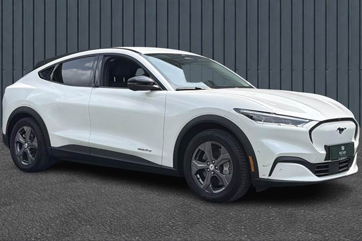 Hvid Ford Mustang Mach-E fra 2023