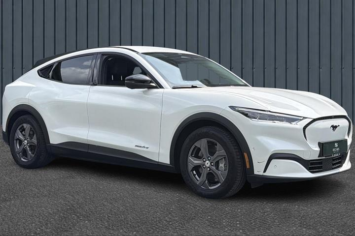 Hvid Ford Mustang Mach-E fra 2023 set udefra