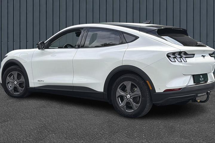 Hvid Ford Mustang Mach-E fra 2023