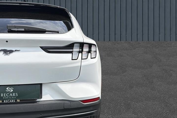 Hvid Ford Mustang Mach-E fra 2023
