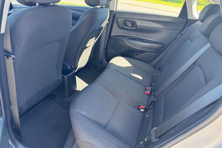 Sølv Hyundai i20 fra 2021